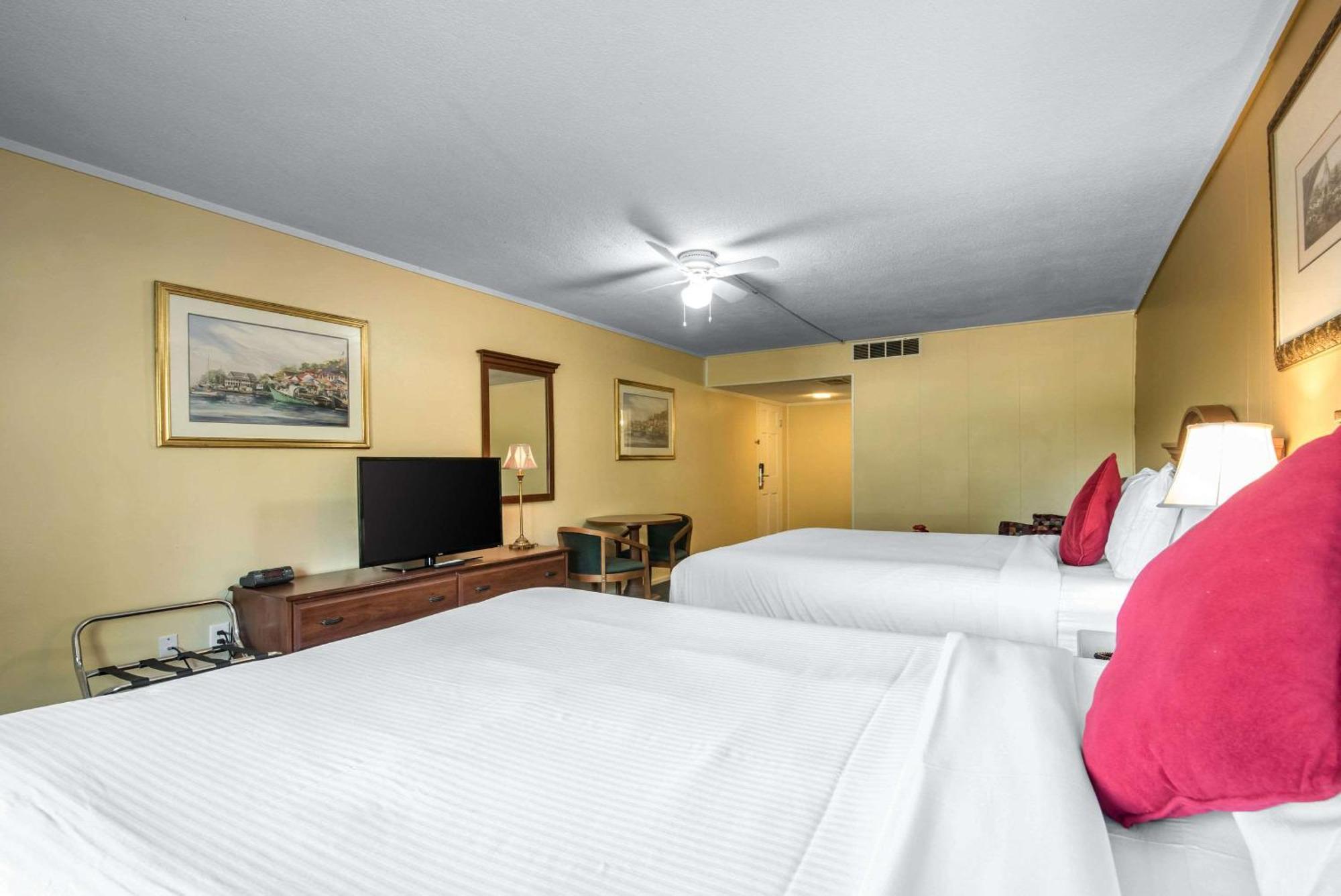 Tiltonlodge Inn & Suites Εξωτερικό φωτογραφία